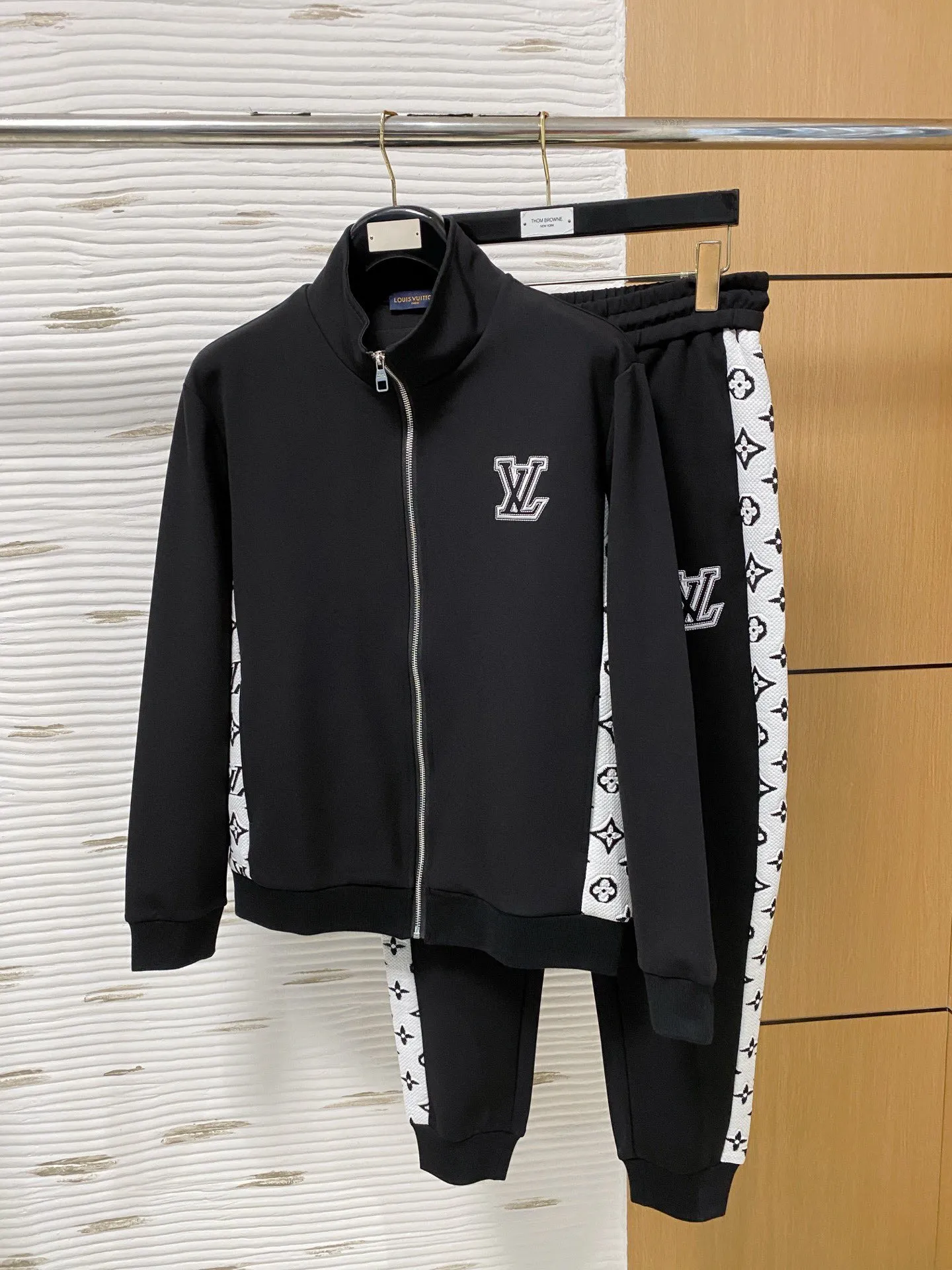 🅿️720 [LV Louis Vuitton] hot-selling suit is coming. Focus on the original version of the official website. 2025 new hot-selling cardigan and sweatshirt suit. The original order is the best. 🇭🇰The meticulous work of top designers. It has a fitting and perfect upper body effect. All-natural high-quality Tencel Roman cotton 100%, close-fitting comfort, noble and elegant! Original hardware embodies elegance and nobility! Counter size: M-3XL (maximum wear up to 190 pounds)